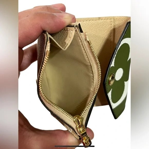 Louis Vuitton Limited Edition - Zoe Trifold Compact Wallet. Excellent w/COA - Picture 2 of 5